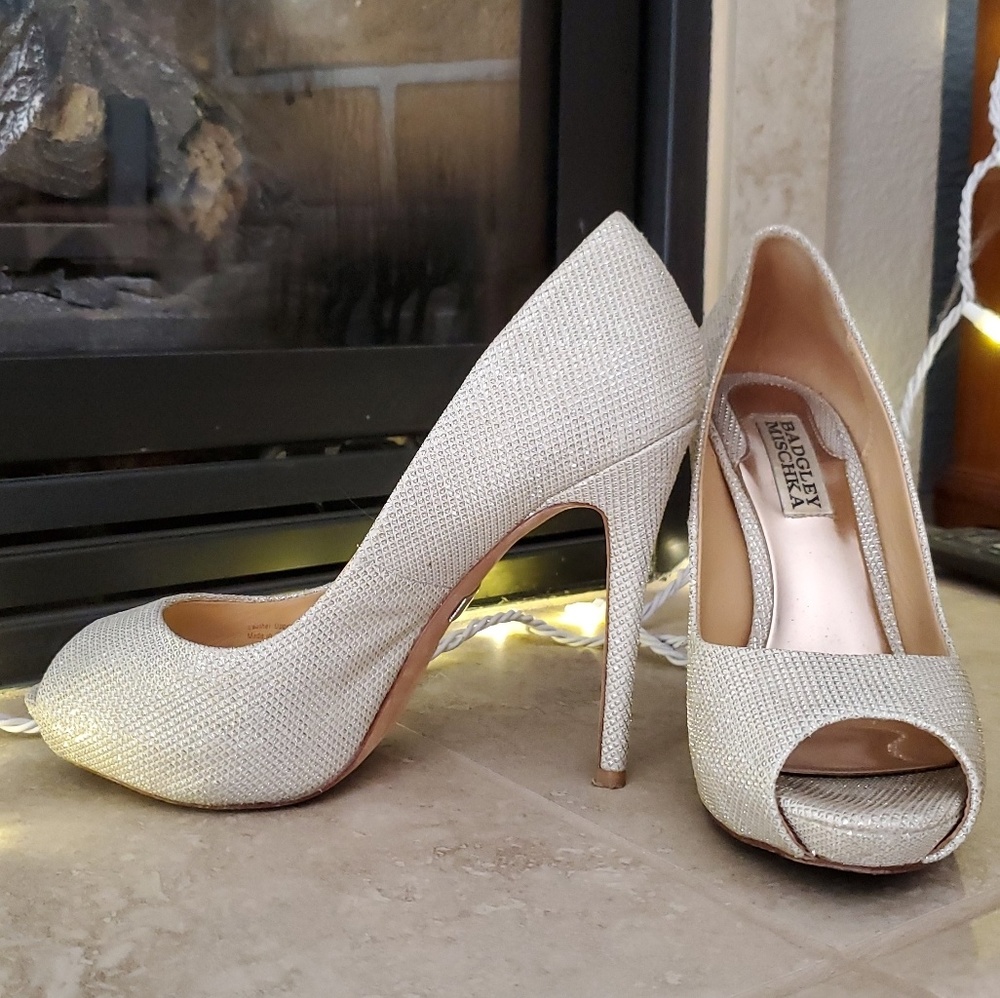 Badgley Mischka Gold Peep toe shoes size 6 1/2